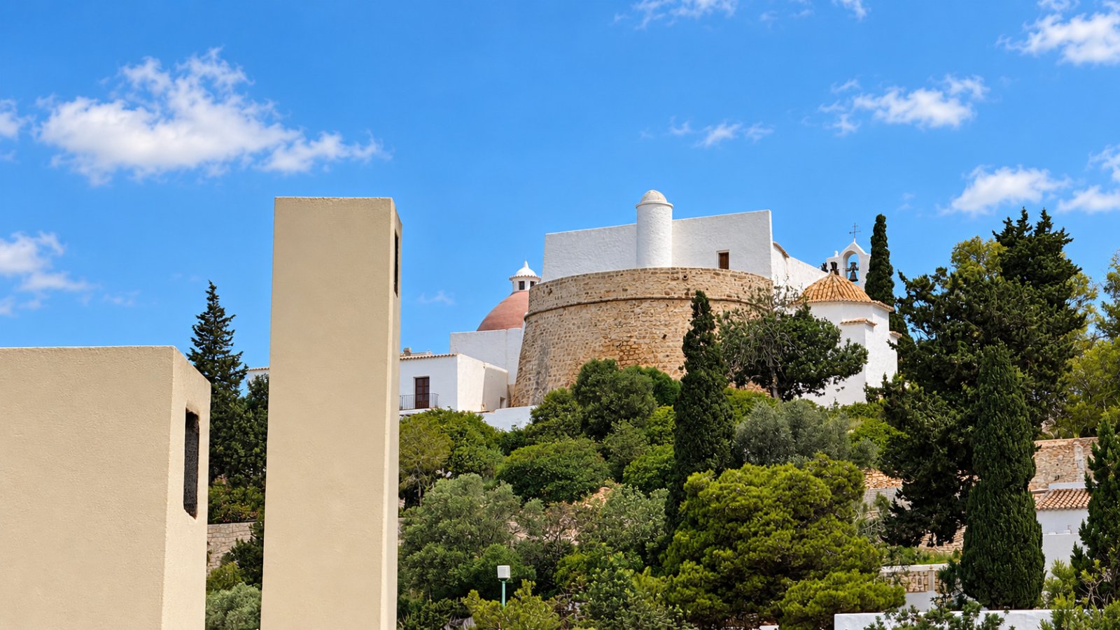 Se vende: Ático luminoso con dos terrazas y vistas de 360 grados en el centro de Santa Eulalia del Río, en Ibiza. Opcional: 1/2 plazas de aparcamiento