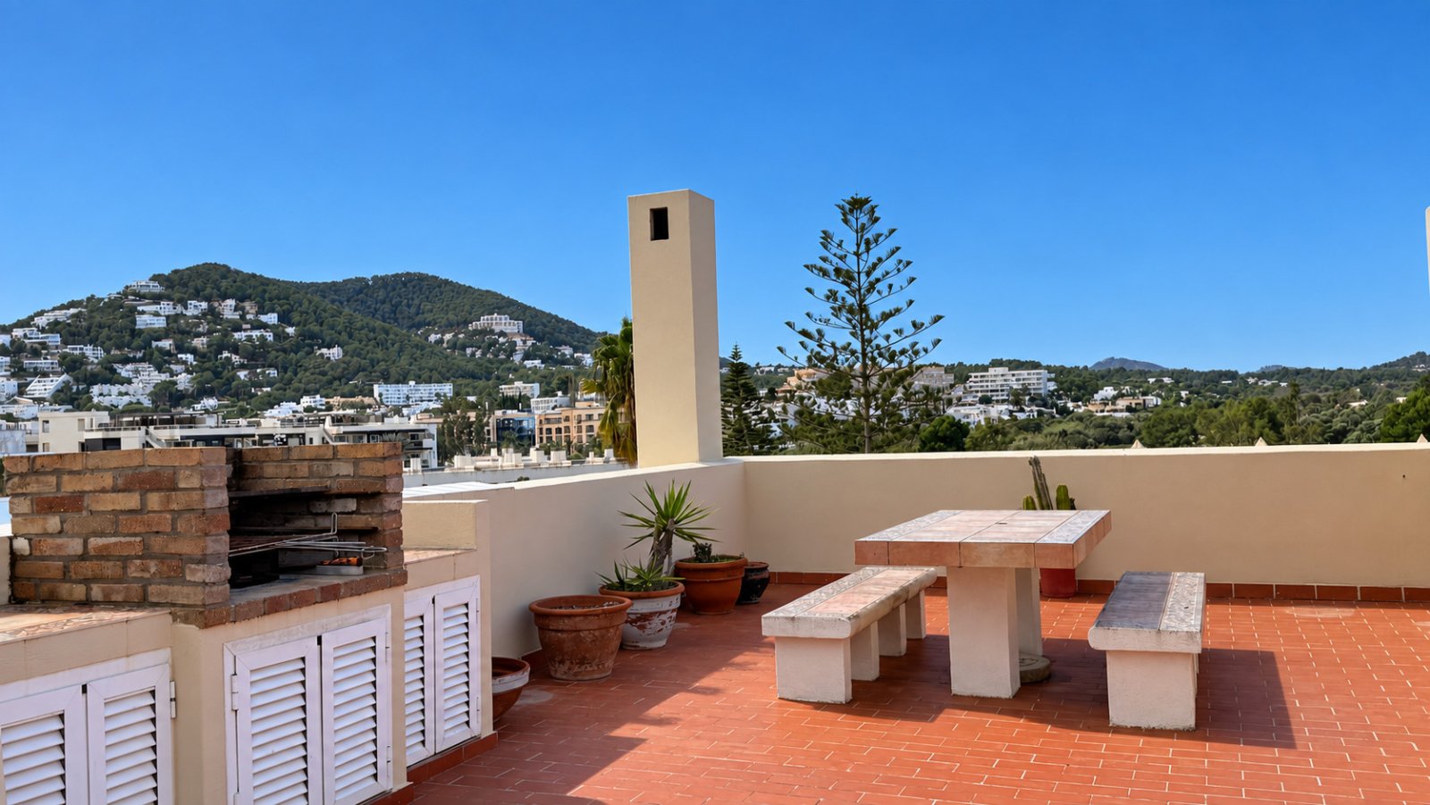 Se vende: Ático luminoso con dos terrazas y vistas de 360 grados en el centro de Santa Eulalia del Río, en Ibiza. Opcional: 1/2 plazas de aparcamiento