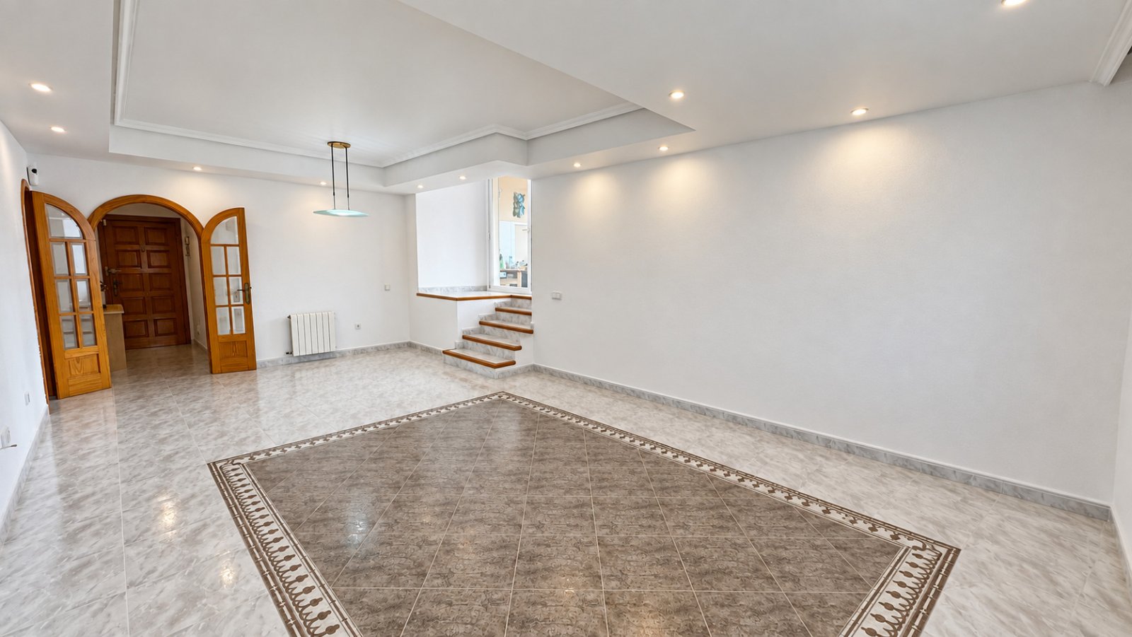 Se vende: Ático luminoso con dos terrazas y vistas de 360 grados en el centro de Santa Eulalia del Río, en Ibiza. Opcional: 1/2 plazas de aparcamiento