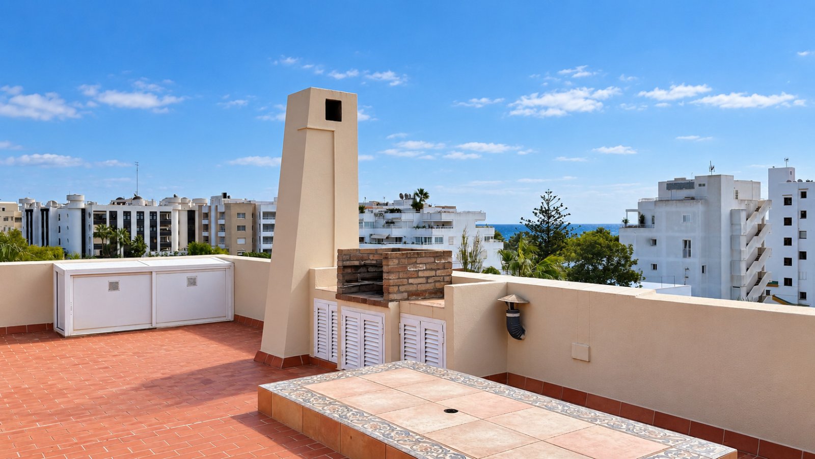 Se vende: Ático luminoso con dos terrazas y vistas de 360 grados en el centro de Santa Eulalia del Río, en Ibiza. Opcional: 1/2 plazas de aparcamiento