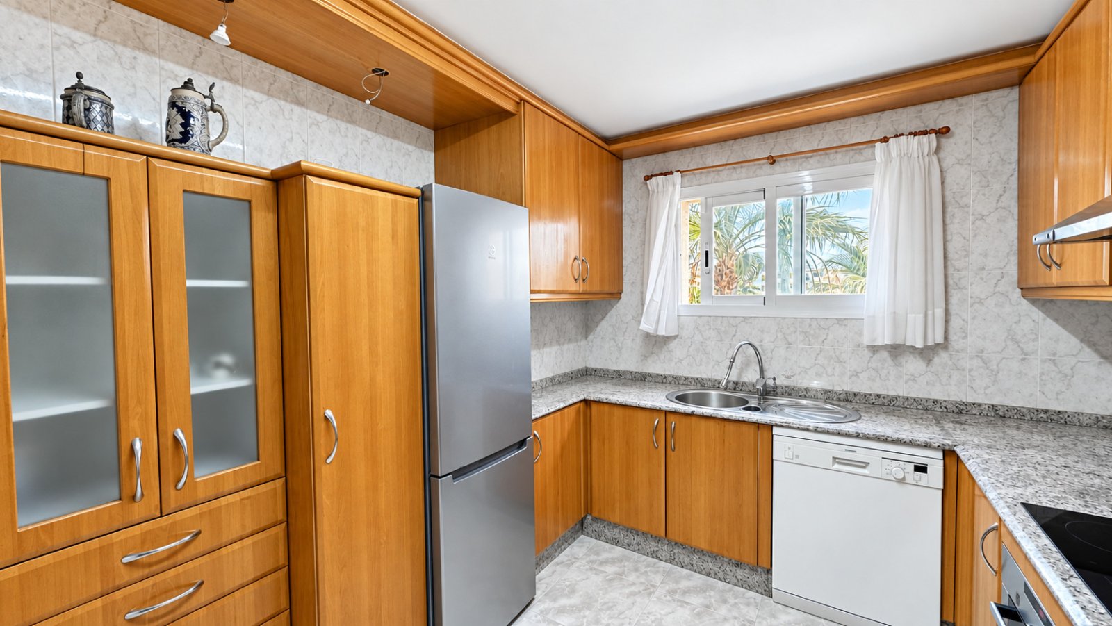 Se vende: Ático luminoso con dos terrazas y vistas de 360 grados en el centro de Santa Eulalia del Río, en Ibiza. Opcional: 1/2 plazas de aparcamiento