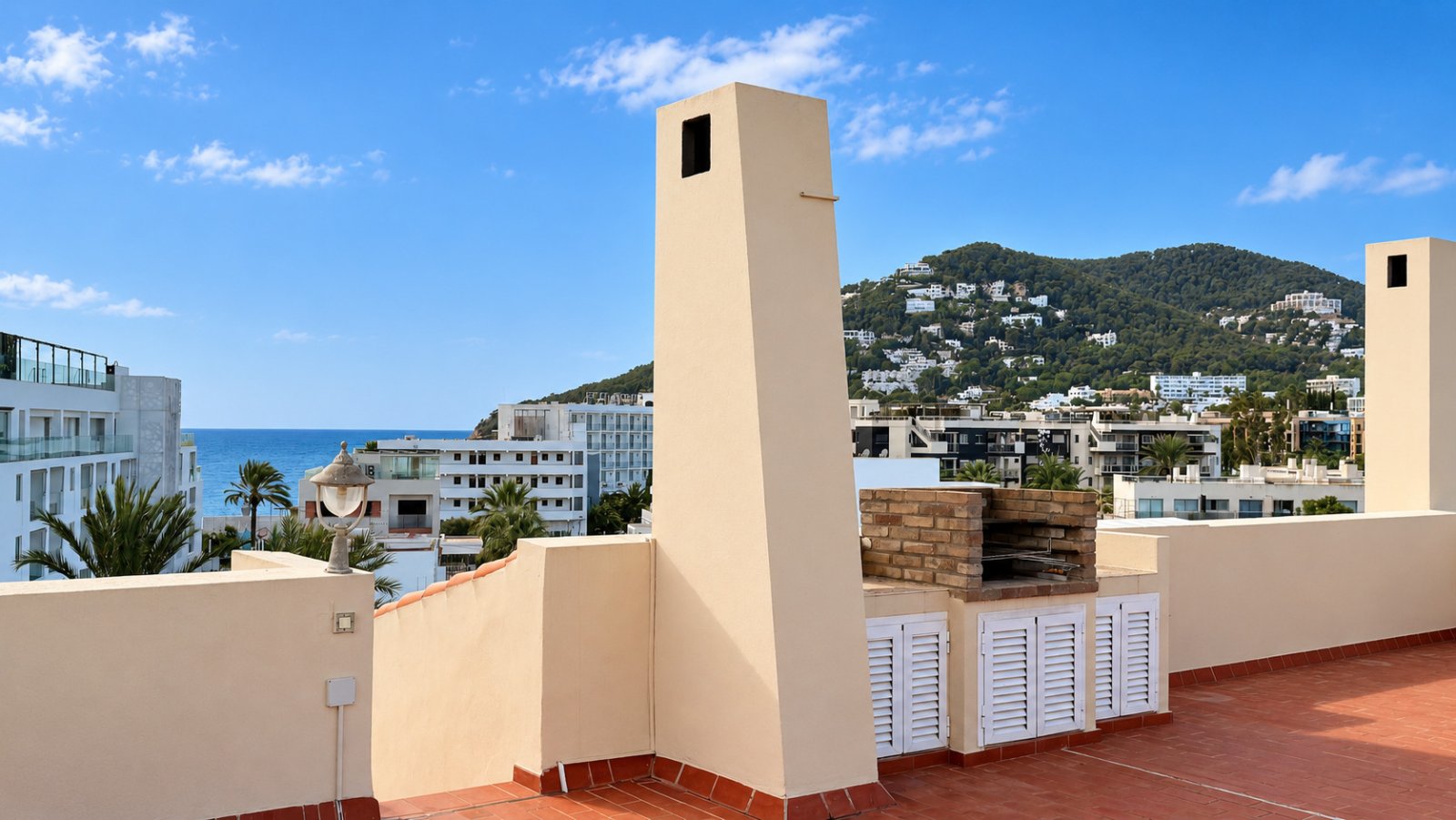 Santa Eulalia del Río: Se vende: Ático luminoso con dos terrazas y vistas de 360 grados en el centro de Santa Eulalia del Río, en Ibiza. Opcional: 1/2 plazas de aparcamiento 