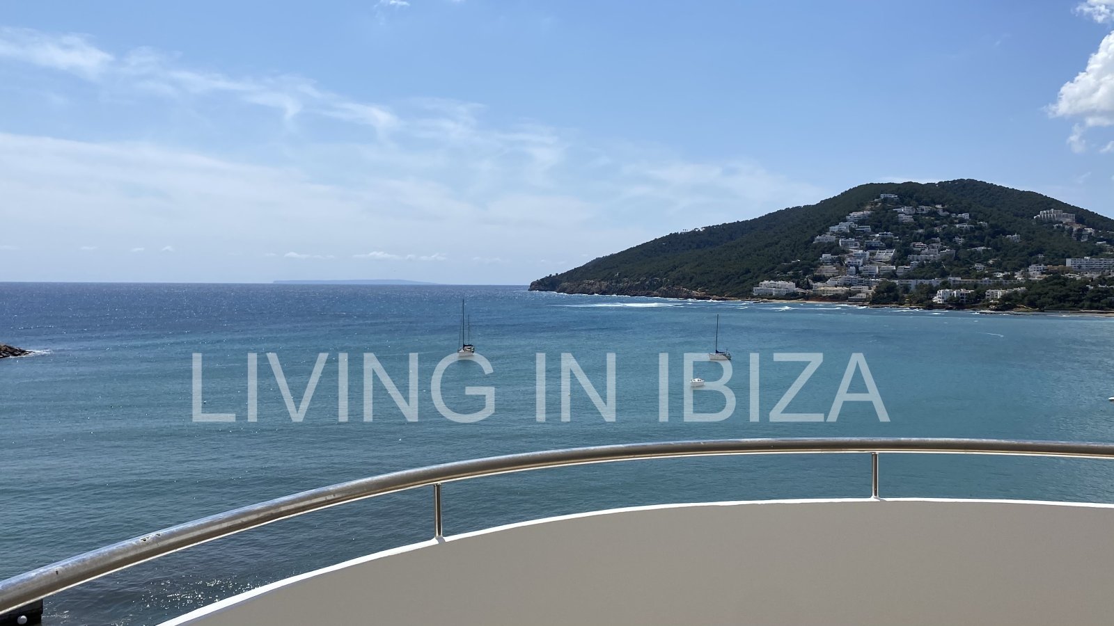 Alquiler temporal, studio con vista al mar en primera línea frente al puerto deportivo y sobre el Paseo Marítimo de Santa Eulalia, Ibiza.