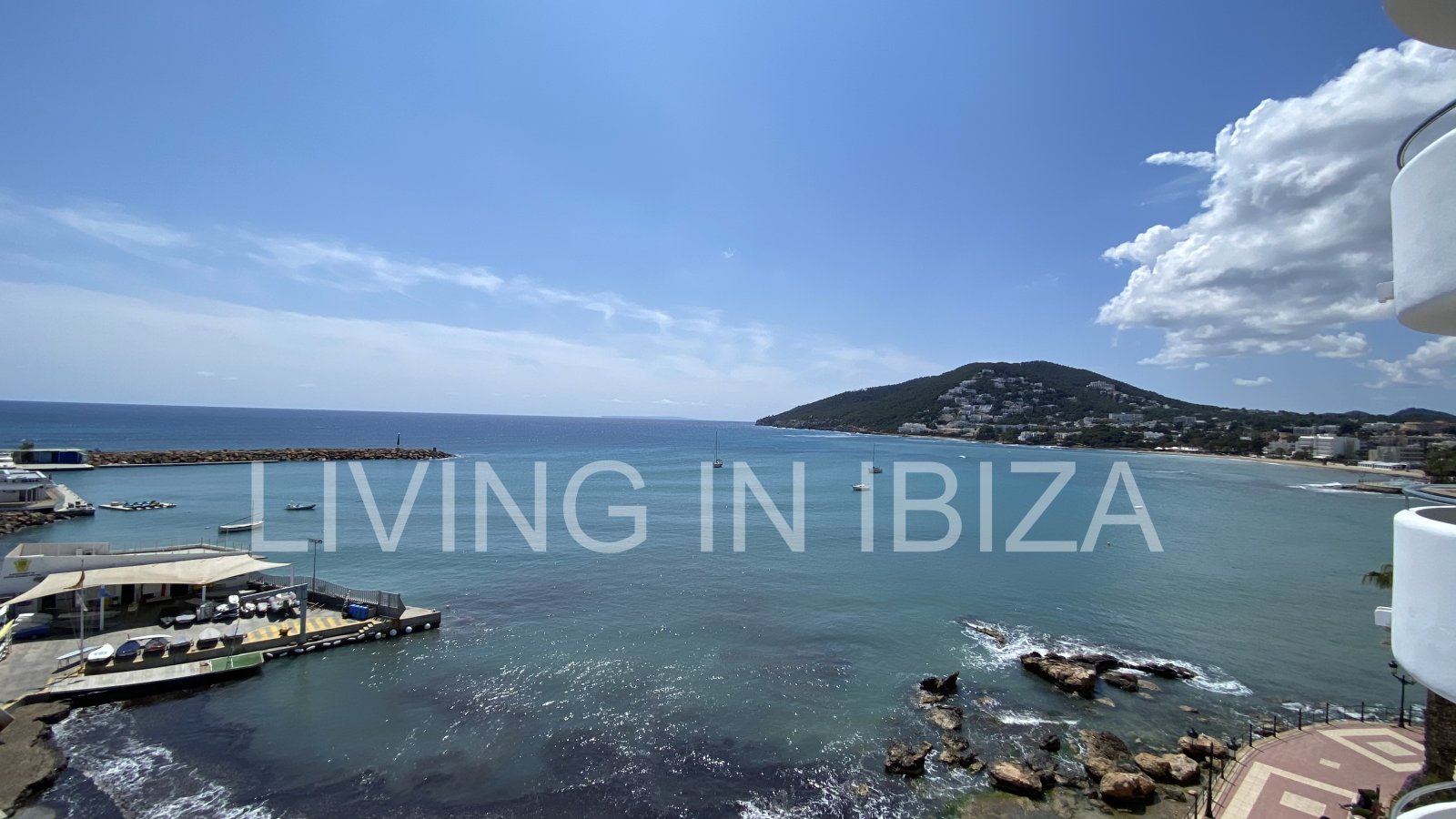 Alquiler temporal, studio con vista al mar en primera línea frente al puerto deportivo y sobre el Paseo Marítimo de Santa Eulalia, Ibiza.