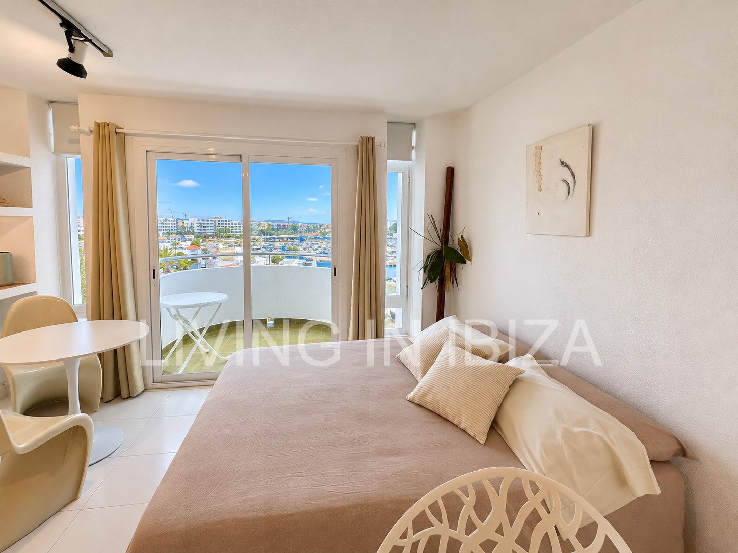 Alquiler temporal, studio con vista al mar en primera línea frente al puerto deportivo y sobre el Paseo Marítimo de Santa Eulalia, Ibiza.