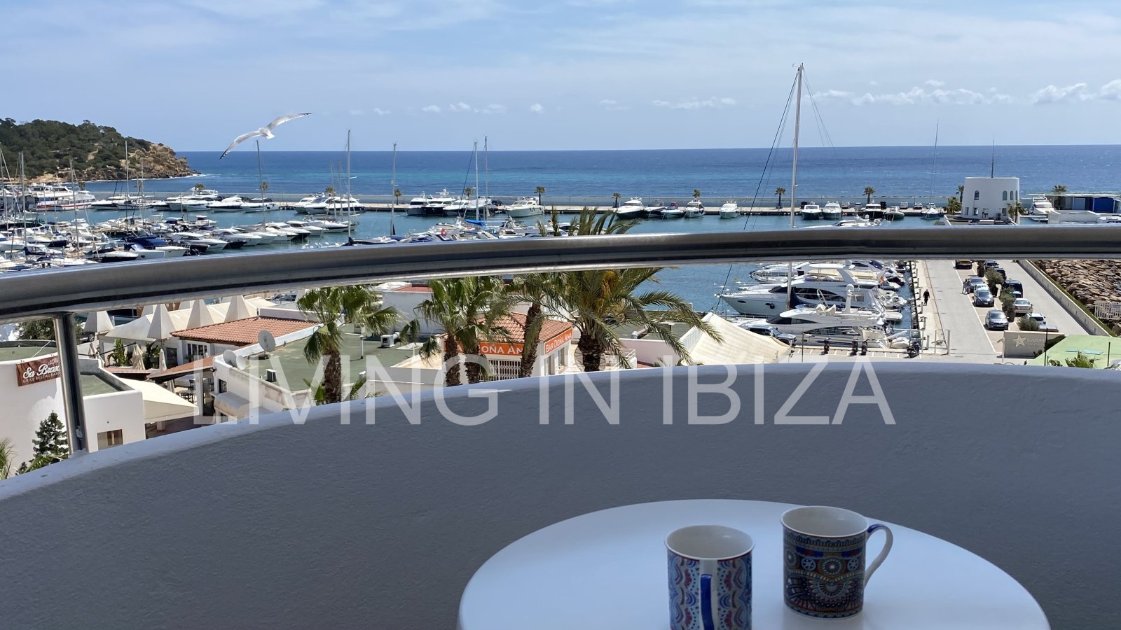 Alquiler temporal, studio con vista al mar en primera línea frente al puerto deportivo y sobre el Paseo Marítimo de Santa Eulalia, Ibiza.