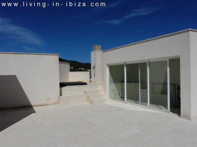 Ático de lujo en venta, gran terraza solarium, jacuzzi, 4 dormitorios, vistas al mar, garaje, lugar privilegiado en Cala Leña -Nova, acceso privado a playa