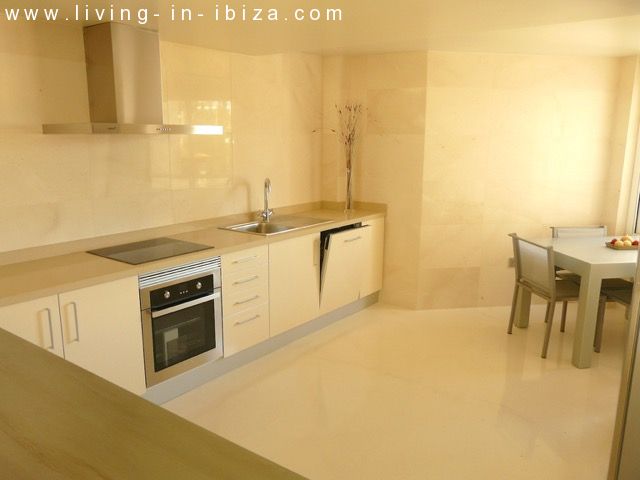 Ático de lujo en venta, gran terraza solarium, jacuzzi, 4 dormitorios, vistas al mar, garaje, lugar privilegiado en Cala Leña -Nova, acceso privado a playa