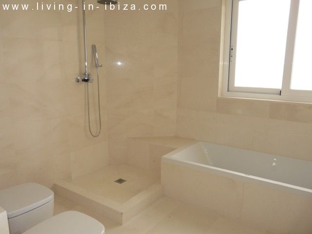 Ático de lujo en venta, gran terraza solarium, jacuzzi, 4 dormitorios, vistas al mar, garaje, lugar privilegiado en Cala Leña -Nova, acceso privado a playa
