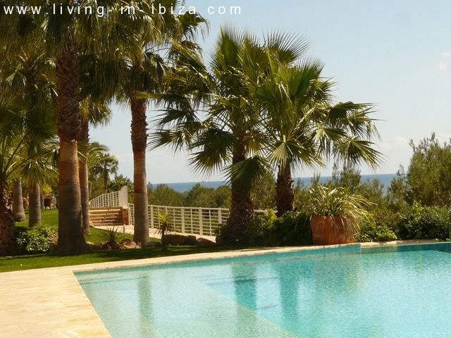 Ático de lujo en venta, gran terraza solarium, jacuzzi, 4 dormitorios, vistas al mar, garaje, lugar privilegiado en Cala Leña -Nova, acceso privado a playa