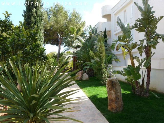 Ático de lujo en venta, gran terraza solarium, jacuzzi, 4 dormitorios, vistas al mar, garaje, lugar privilegiado en Cala Leña -Nova, acceso privado a playa