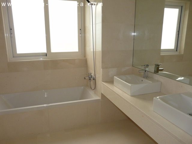 Ático de lujo en venta, gran terraza solarium, jacuzzi, 4 dormitorios, vistas al mar, garaje, lugar privilegiado en Cala Leña -Nova, acceso privado a playa