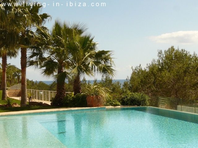 Ático de lujo en venta, gran terraza solarium, jacuzzi, 4 dormitorios, vistas al mar, garaje, lugar privilegiado en Cala Leña -Nova, acceso privado a playa